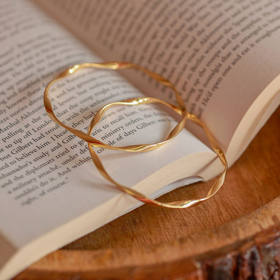 Wavy shiny Bangle ( set of 2 Bangles ) Gold