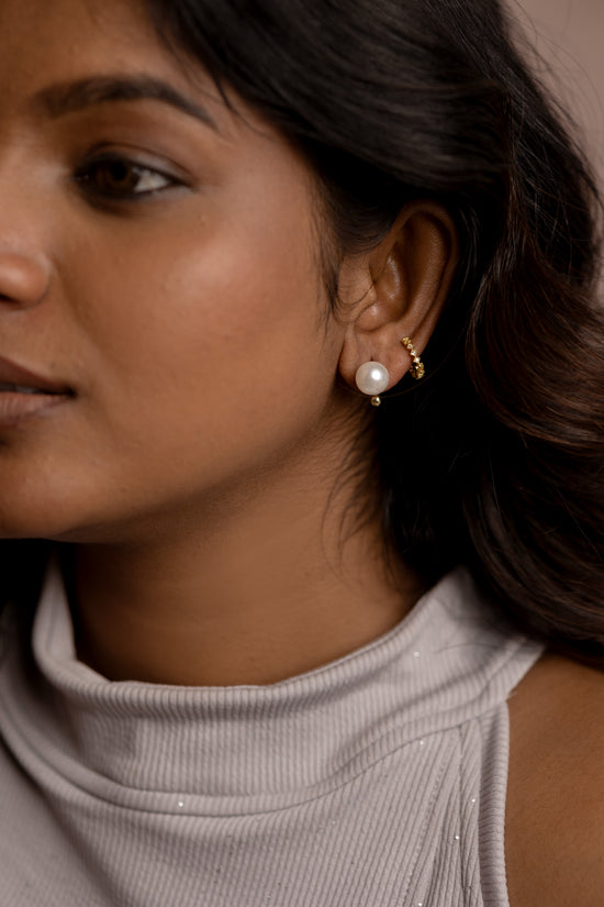 Curved C pearl Stud Earring