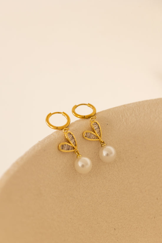 Heart Studded Earring And Pearl Drop Necklace