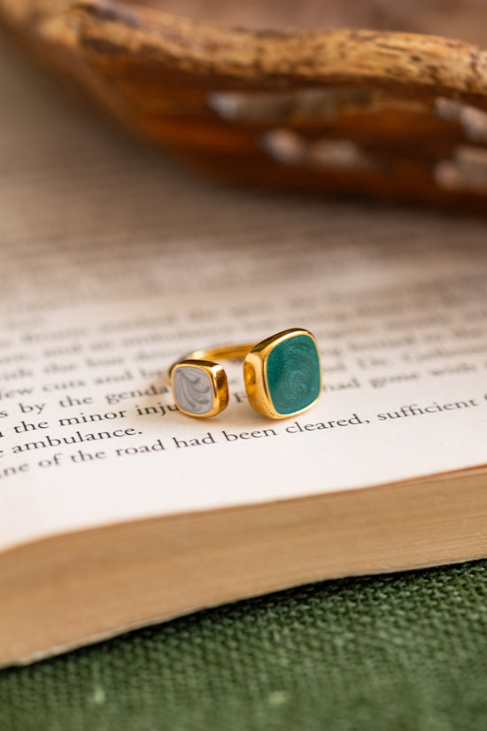 Green and white bar Ring