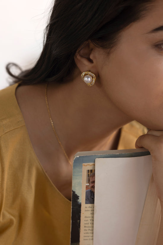 Crossed Flower Ivory Pearl Earring