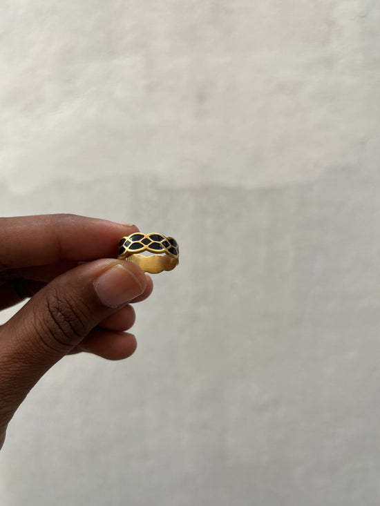 Wavy Black Enamel Finger Ring