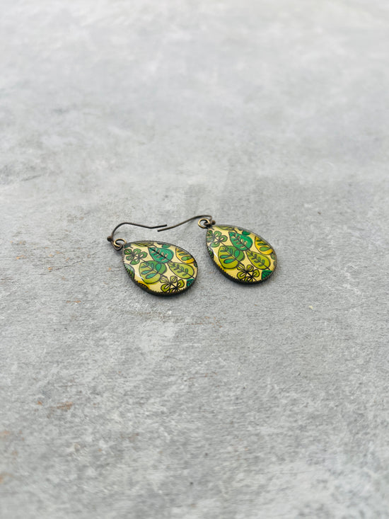 Spade leaf glass earring
