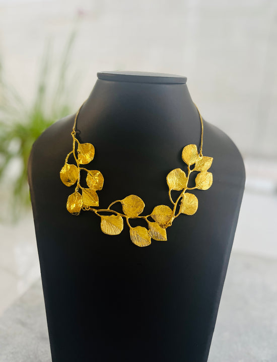 Botanical necklace Gold tone