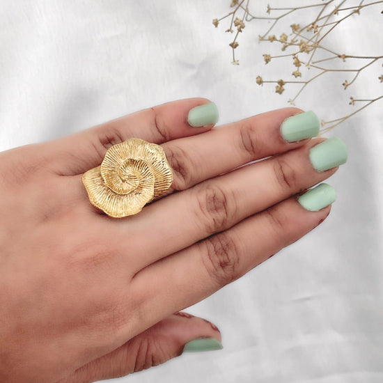 Curved Flower Finger Ring - Brass