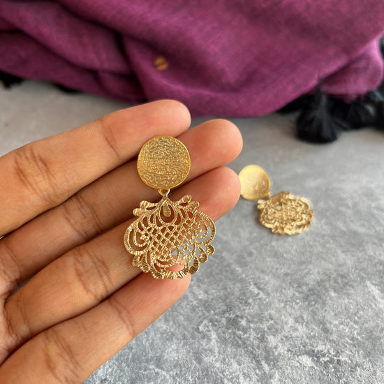 Plain Disc and Filigree Ear Ring