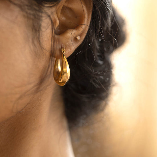 Oval curved Hoop Earring