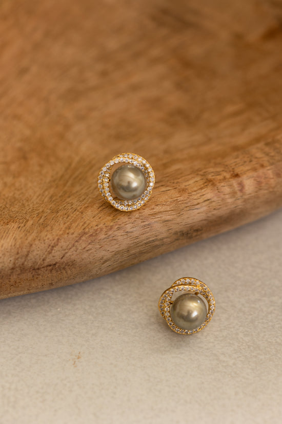 Twisted Flower Grey Pearl Earring