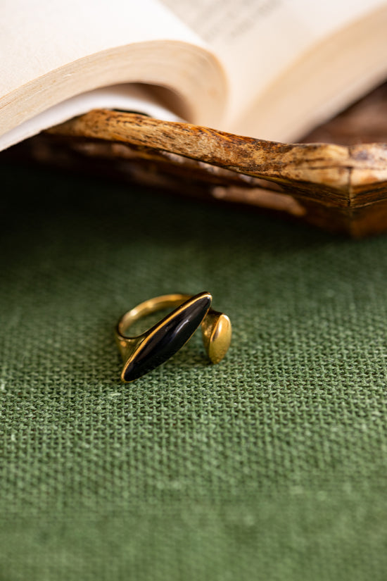 Elongated Oval Black and Gold Finger Ring