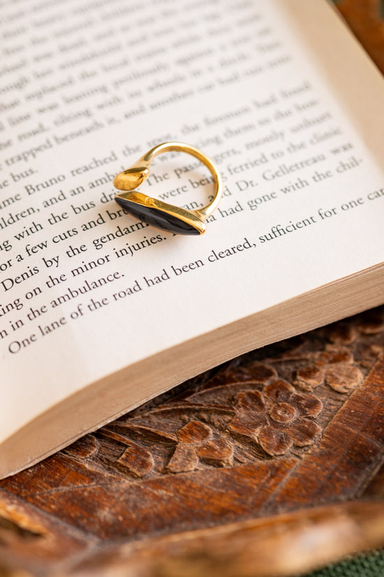 Elongated Oval Black and Gold Finger Ring