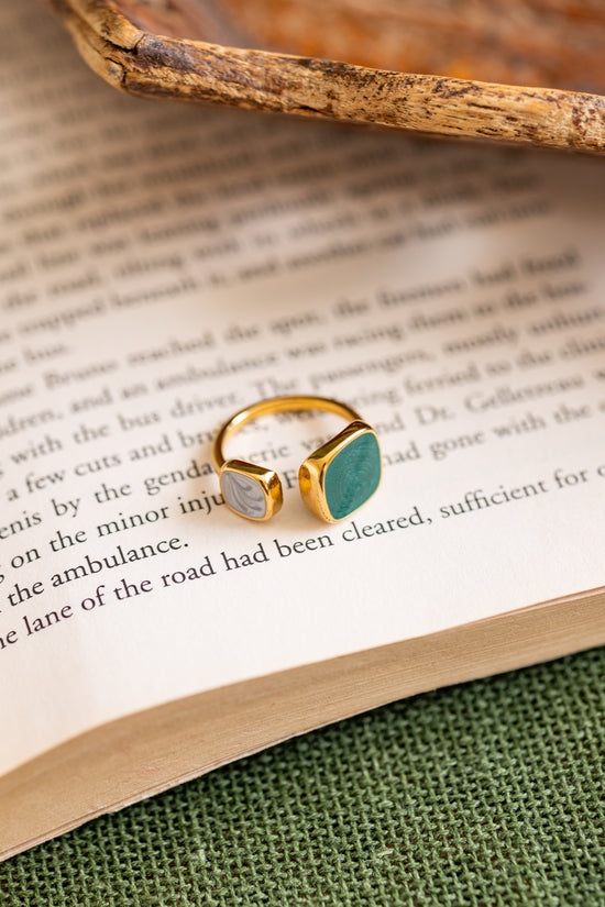 Green and white bar Ring