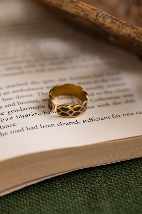 Row of Crossed Wave Ring Black