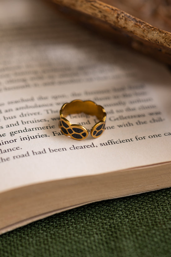 Row of Crossed Wave Ring Black