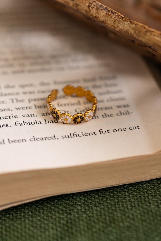 Black and White Enamel Flower Finger Ring