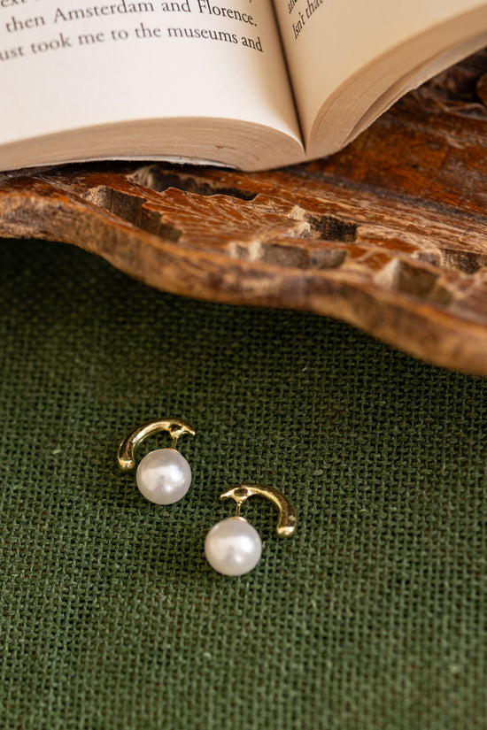 Curved C pearl Stud Earring