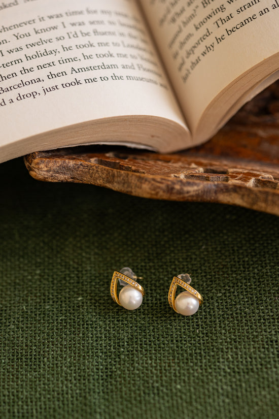 Tear Drop Pearl Stud Earring