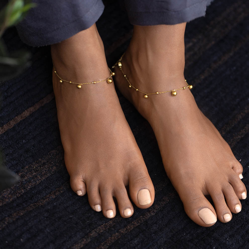 Ankle Bracelet Meaning: How to Wear an Anklet (Ankle Bracelet)