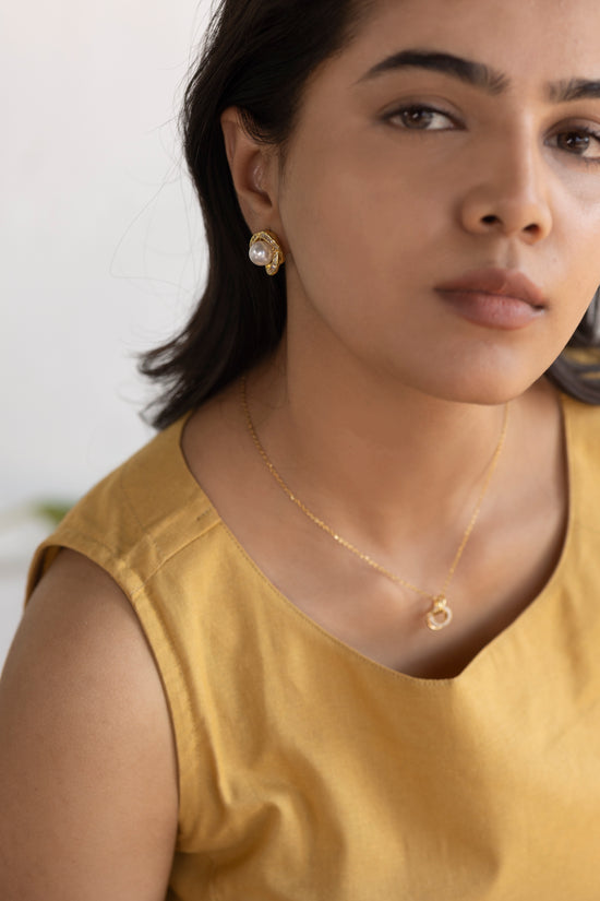Crossed Flower Ivory Pearl Earring