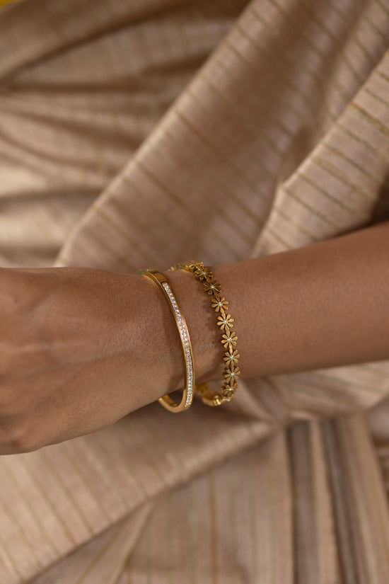 Row of Flower Bracelet - Gold
