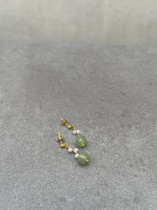 Green Bead and Pearl Hanging  stud