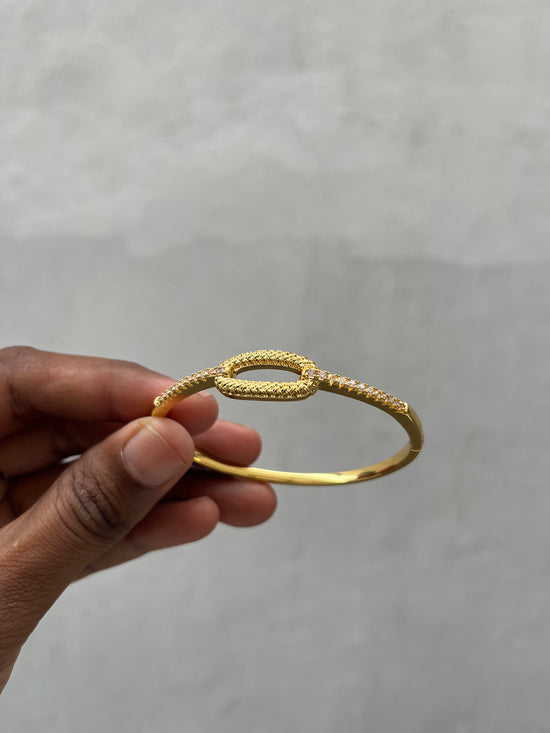 Oval Centered Studded Bracelet