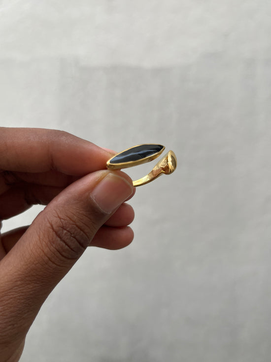 Elongated Oval Black and Gold Finger Ring