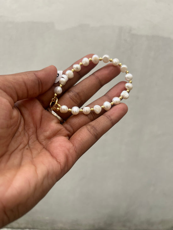 Irregular pearl bracelet