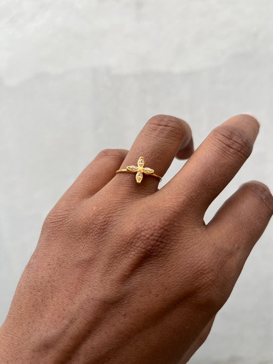 White Stone Petal Finger Ring