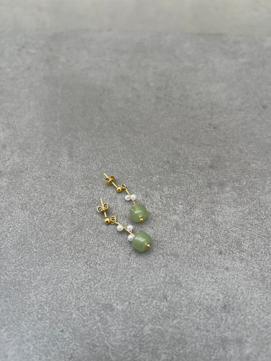 Green Bead and Pearl Hanging  stud