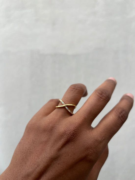 Multicolored Crosswired Finger Ring