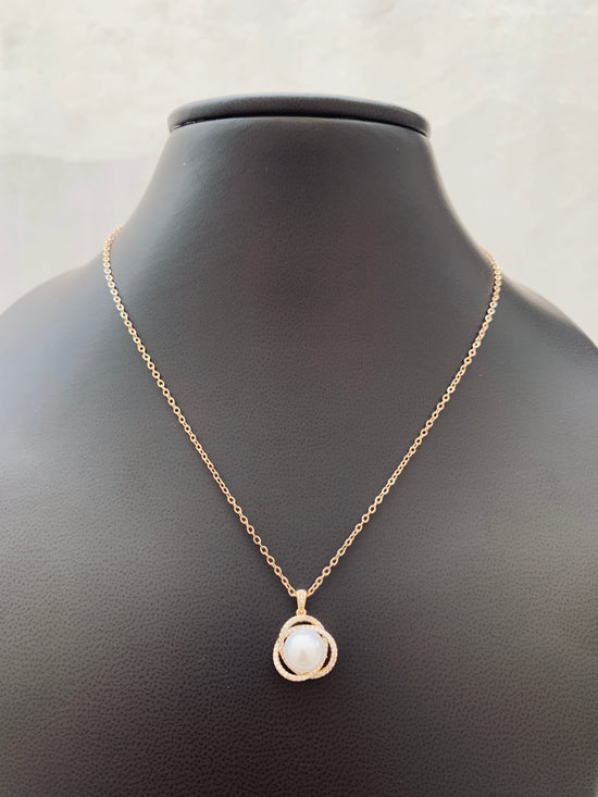 Winding Clover Pearl Necklace