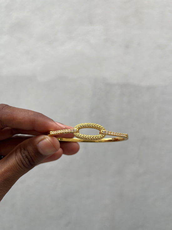 Oval Centered Studded Bracelet