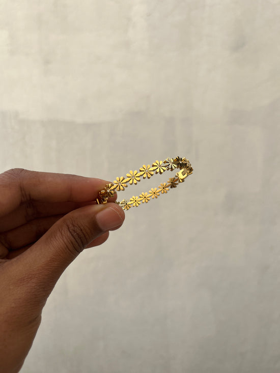 Row of flowers  Gold   bracelet