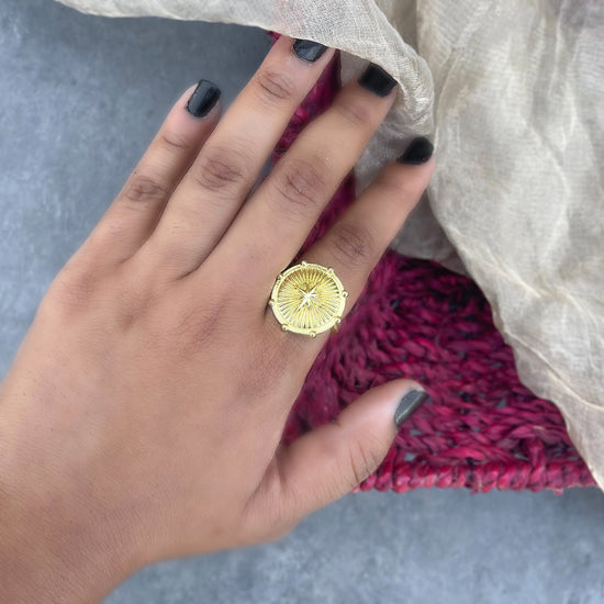 Star Disc Embedded Gold Ring