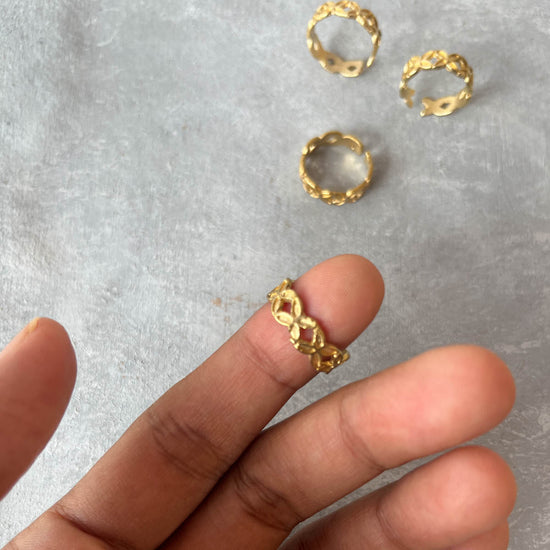 Cross Leaves Toe ring