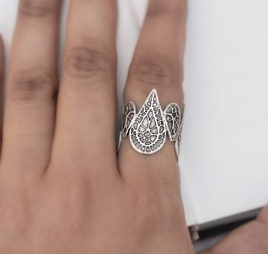 Clustered teardrop  Finger Ring