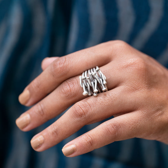 The crosslinked  Nails Finger ring