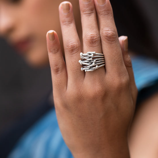 The crosslinked  Nails Finger ring
