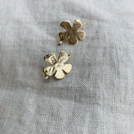 Daisy earring with a Pearl